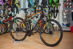 Велосипед Giant Roam 3 Disc 28" (2020), рама XL (185-195 см), черный Велосипед Giant Roam 3 Disc 28" (2020), рама XL (185-195 см), черный